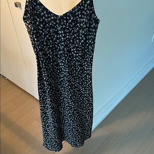 Forever 21 Black and White flowered V-Neck Slip Midi Dress